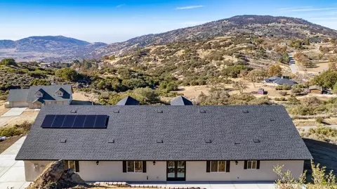 24300 Jacaranda Dr, Tehachapi, CA 93561 photo 5