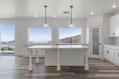 24300 Jacaranda Dr, Tehachapi, CA 93561 photo 9
