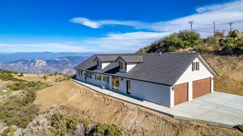 24300 Jacaranda Dr, Tehachapi, CA 93561 photo 2