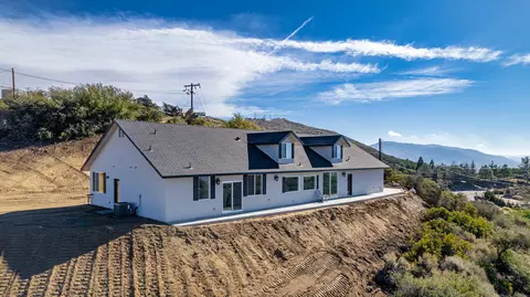 24300 Jacaranda Dr, Tehachapi, CA 93561 photo 3