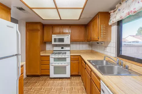 1601 E Newgrove St, Lancaster, CA 93535 photo 7