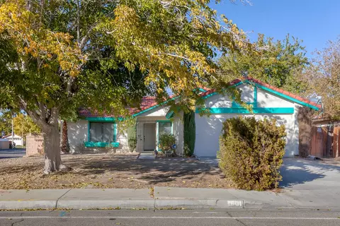 1601 E Newgrove St, Lancaster, CA 93535 photo 1