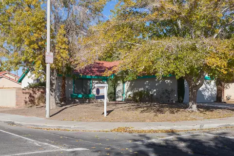 1601 E Newgrove St, Lancaster, CA 93535 photo 2