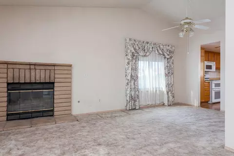 1601 E Newgrove St, Lancaster, CA 93535 photo 4