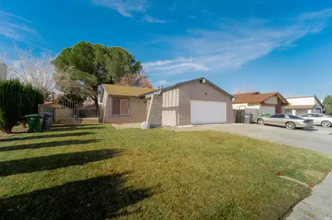 44609 Benald St, Lancaster, CA 93535 photo 2