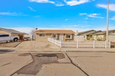 809 S Sunset St, Ridgecrest, CA 93555 photo 2