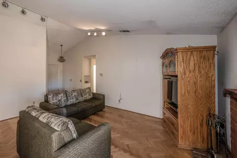 45109 E 17th St, Lancaster, CA 93535 photo 2