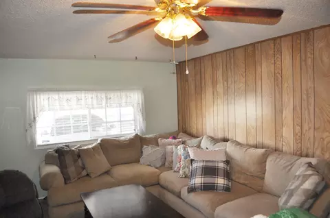 44009 Higbee Ave, Lancaster, CA 93534 photo 2