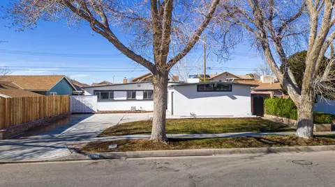 45821 Kingtree Ave, Lancaster, CA 93534 photo 2