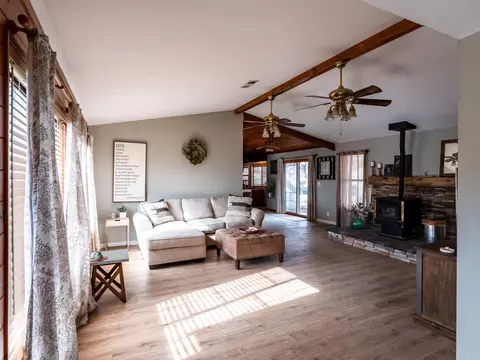21301 Stage Dr, Tehachapi, CA 93561 photo 2