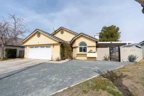 2053 Chatham Dr, Palmdale, CA 93550 photo 2