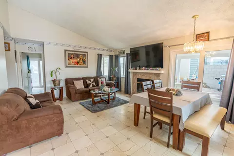 2053 Chatham Dr, Palmdale, CA 93550 photo 4