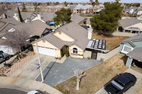 2053 Chatham Dr, Palmdale, CA 93550 photo 3