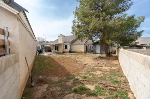 2053 Chatham Dr, Palmdale, CA 93550 photo 13
