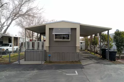 5711 Columbia Way W #202, Quartz Hill, CA 93536