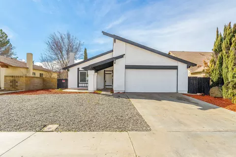 44621 Benald St, Lancaster, CA 93535 photo 2