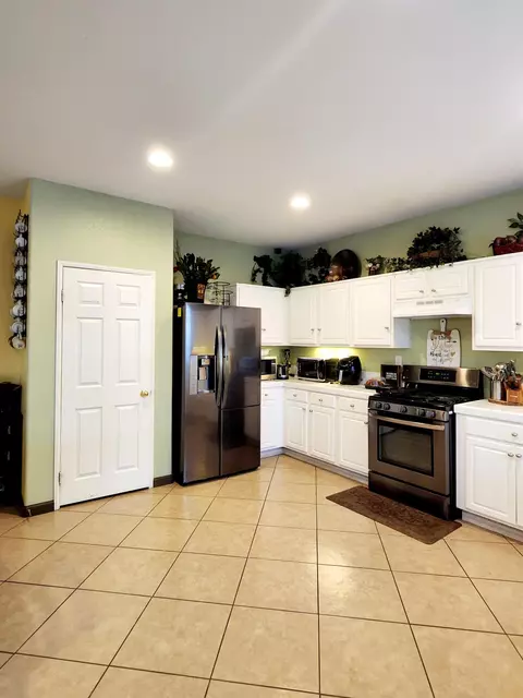 2060 Krystal Ave, Lancaster, CA 93536 photo 8