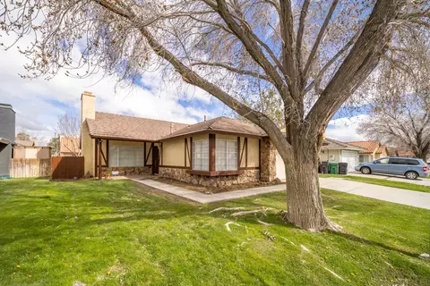 43920 Estrella Ln, Lancaster, CA 93535 photo 2