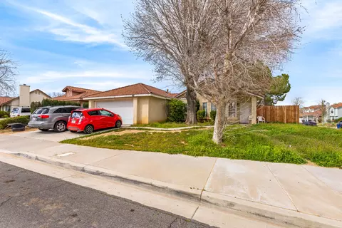 587 Conifer Dr, Palmdale, CA 93550 photo 3