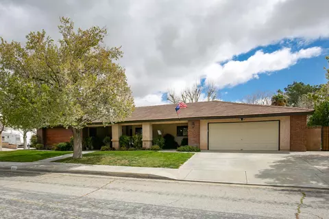 43130 Roulette Ln, Lancaster, CA 93536