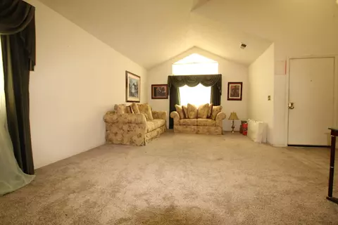 37534 37th St E, Palmdale, CA 93550 photo 2