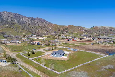 23716 Mariposa Ave, Tehachapi, CA 93561 photo 2
