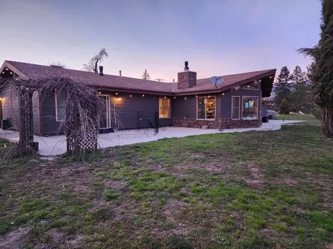 30100 Knight Ct, Tehachapi, CA 93561 photo 2