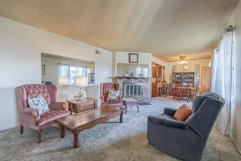 402 Lightcap St, Lancaster, CA 93535 photo 3