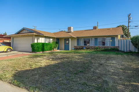 402 Lightcap St, Lancaster, CA 93535 photo 2