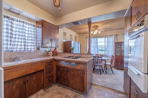402 Lightcap St, Lancaster, CA 93535 photo 4