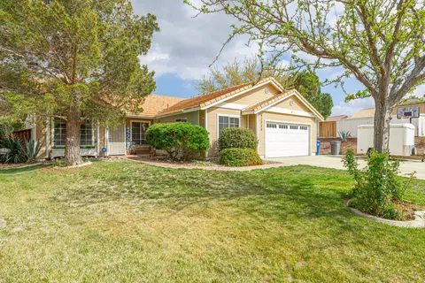 42536 Plains Dr, Lancaster, CA 93536 photo 2