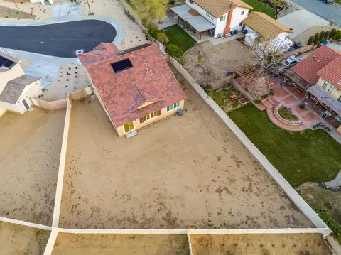 7035 Kristina Ct, Lancaster, CA 93536 photo 2