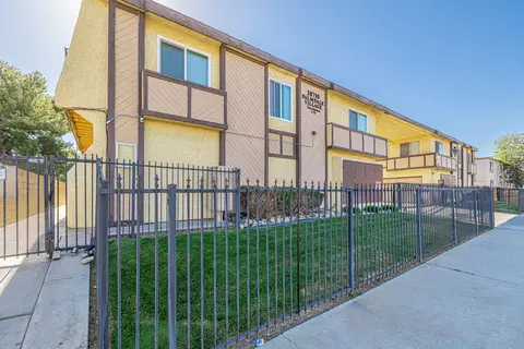 38710 10th St E #3, Palmdale, CA 93550