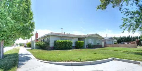 43946 3rd St E, Lancaster, CA 93535 photo 2