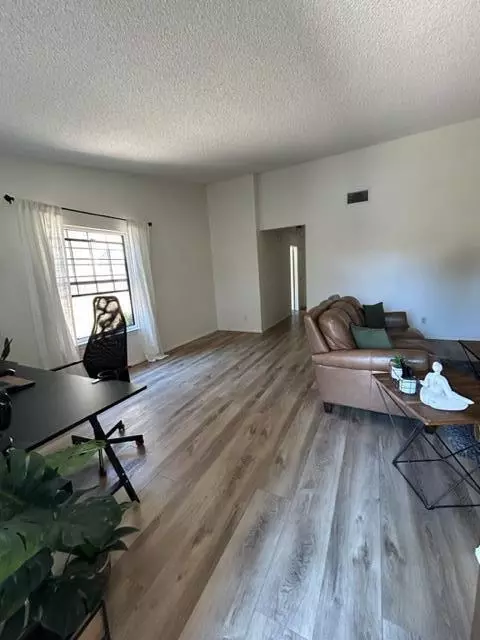 43728 Mona St, Lancaster, CA 93535 photo 2