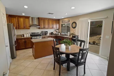 1805 Kettering St E, Lancaster, CA 93535 photo 3