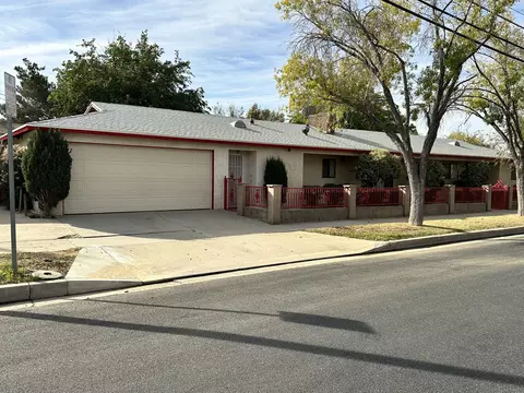 726 Newgrove St W, Lancaster, CA 93534