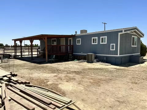 6727 Holiday Ave, Rosamond, CA 93560