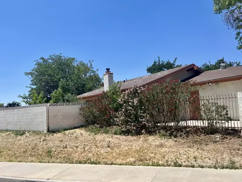 44801 Hanstead Ave, Lancaster, CA 93535 photo 2