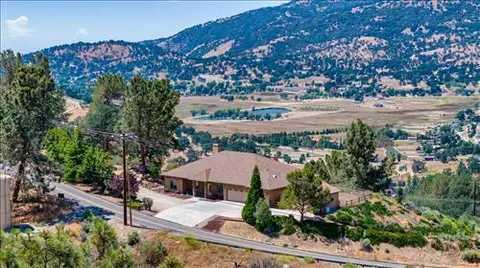 22501 Saddleback Dr, Tehachapi, CA 93561 photo 2