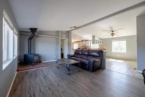 24804 Rodeo Dr, Tehachapi, CA 93561 photo 5