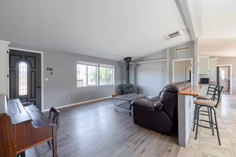 24804 Rodeo Dr, Tehachapi, CA 93561 photo 6