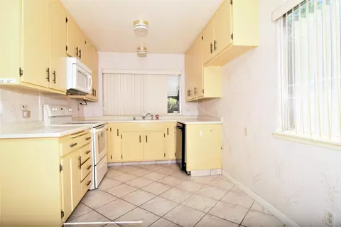 1154 Lingard St E, Lancaster, CA 93535 photo 2