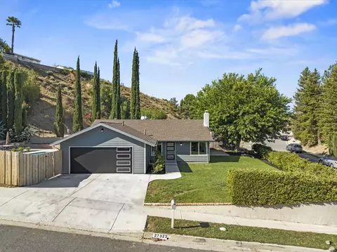 27322 Garza Dr, Saugus, CA 91350 photo 5