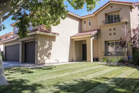 2820 Caruso Ln, Lancaster, CA 93536