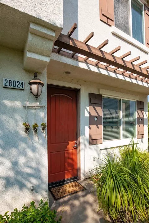 28024 Catherine Dr, Canyon Country, CA 91351