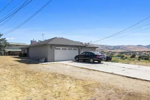 20600 Ridgecrest Dr, Tehachapi, CA 93561 photo 2