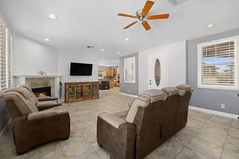 8753 Ave D2 W, Lancaster, CA 93536 photo 2