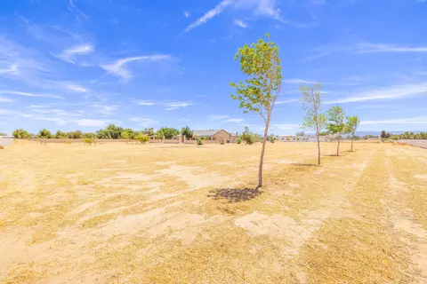 8753 Ave D2 W, Lancaster, CA 93536 photo 30