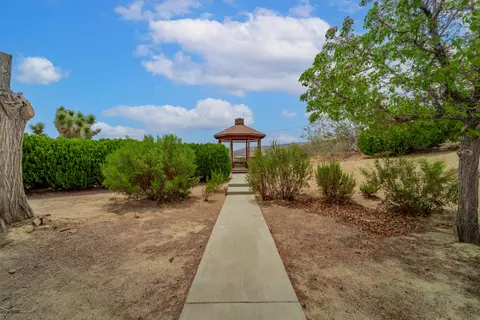 301 Avenue S E, Palmdale, CA 93550 photo 4